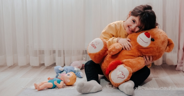 עטופים באהבה: זו הסיבה למה לקנות לילדים חיית פרווה ענקית כמתנה